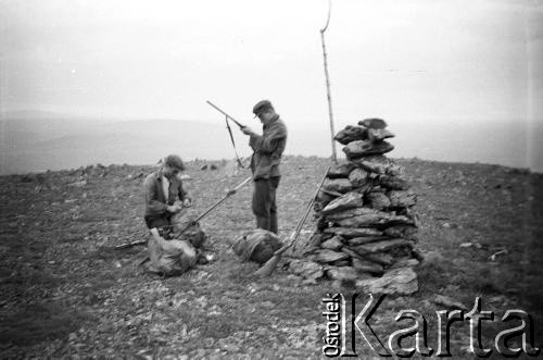 1955-1957, okolice Workuty, Komi ASRR, ZSRR.
Polscy zesłańcy podczas polowania.
Fot. NN, udostępnił Eugeniusz Cydzik w ramach projektu 