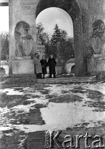 Po 1957 roku, Lwów, Ukraina, ZSRR.
Czesława Cydzik (z domu Hnatów) oraz dwóch mężczyzn na Cmentarzu Łyczakowskim.
Fot. Eugeniusz Cydzik, udostępnił Eugeniusz Cydzik w ramach projektu 