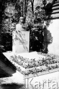 Po 1957 roku, Lwów, Ukraina, ZSRR.
Cmentarz Łyczakowski. Pomnik Marii Konopnickiej.
Fot. NN, udostępnił Eugeniusz Cydzik w ramach projektu 