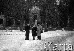 Po 1957 roku, Lwów, Ukraina, ZSRR.
Czesława Cydzik (z domu Hnatów) oraz dwóch mężczyzn na Cmentarzu Łyczakowskim.
Fot. Eugeniusz Cydzik, udostępnił Eugeniusz Cydzik w ramach projektu 