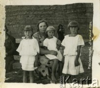 Sierpień 1932, Zaleszczyki, woj. tarnopolskie, Polska.
Siostry Zappe (od prawej: Barbara, Aleksandra, Jadwiga) z opienkunką Janiną Maksymiak.
Fot. NN, zbiory Archiwum Historii Mówionej Ośrodka KARTA i Domu Spotkań z Historią, udostępniły Irena i Jadwiga Zappe w ramach projektu 