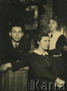 1939, Lwów, Polska.
Od prawej: Irena, Maria, Jan Zappe w mieszkaniu prof. Karola Czajkowskiego 