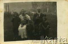 1923, Korościatyń, woj. tarnopolskie, Polska.
Janina i Alojzy Zappe z dziećmi. Od prawej: Irena, Jan, Stanisław, Maria.
Fot. NN, zbiory Archiwum Historii Mówionej Ośrodka KARTA i Domu Spotkań z Historią, udostępniły Irena i Jadwiga Zappe w ramach projektu 