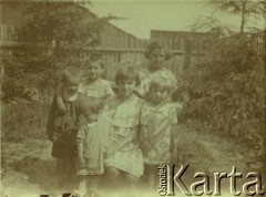 1930, Zaleszczyki, woj. tarnopolskie, Polska.
Rodzeństwo Zappe na wakacjach. W pierwszym rzędzie od prawej: Jadwiga, Maria, Barbara Zappe. W drugim rzędzie od prawej: Irena, Jan, Stanisław.
Fot. NN, zbiory Archiwum Historii Mówionej Ośrodka KARTA i Domu Spotkań z Historią, udostępniły Irena i Jadwiga Zappe w ramach projektu 