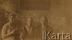 1945, Lwów, Ukraińska SRR.
Od prawej: Jadwiga, Alojzy, Janina, Irena Zappe w mieszkaniu przy ul. Potockiego.
Fot. NN, zbiory Archiwum Historii Mówionej Ośrodka KARTA i Domu Spotkań z Historią, udostępniły Irena i Jadwiga Zappe w ramach projektu 