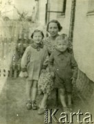 1939, Lwów, Polska.
Julianna Angielska z domu Górna (w środku) z córką Krystyną i synem Czesławem.
Fot. NN, zbiory Archiwum Historii Mówionej Ośrodka KARTA i Domu Spotkań z Historią, udostępniła Krystyna Angielska w ramach projektu 