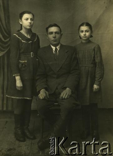 1944, Pińsk.
Szymon Kolbus z córkami - Reginą (od lewej) i Sylwią.
Fot. NN, zbiory Archiwum Historii Mówionej Ośrodka KARTA i Domu Spotkań z Historią, udostępniła Regina Kołb w ramach projektu 