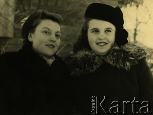 1955, Pińsk, Białoruska SRR, ZSRR.
Regina Kołb (z lewej) z siostrą Aliną.
Fot. NN, zbiory Archiwum Historii Mówionej Ośrodka KARTA i Domu Spotkań z Historią, udostępniła Regina Kołb w ramach projektu 