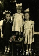 Lata 50., obwód zakarpacki, Ukraińska SRR, ZSRR.
Portret dzieci. Luda (z prawej) i Nina (z lewej), córki Czesławy Tyski (z d. Debopre).
Fot. NN, zbiory Archiwum Historii Mówionej Ośrodka KARTA i Domu Spotkań z Historią, udostępniła Czesława Tyska w ramach projektu 