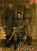 Lata 40., brak miejsca.
Kazimierz (z lewej), brat Czesławy Tyski (z d. Debopre), z kolegami.
Fot. NN, zbiory Archiwum Historii Mówionej Ośrodka KARTA i Domu Spotkań z Historią, udostępniła Czesława Tyska w ramach projektu 