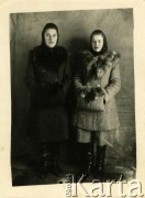 Ok. 1945, brak miejsca.
Koleżanki Bronisławy Gniećko z d. Posadzkiej. 
Fot. NN, zbiory Archiwum Historii Mówionej Ośrodka KARTA i Domu Spotkań z Historią, udostępniła Bronisława Gniećko w ramach projektu 