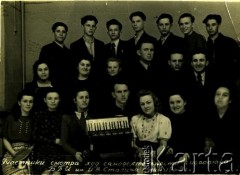 Maj 1949, brak miejsca.
Wiktor Mostek (w 2. rzędzie 3. z prawej) ze szkolnym zespołem muzycznym.
Fot. NN, zbiory Archiwum Historii Mówionej Ośrodka KARTA i Domu Spotkań z Historią, udostępnił Wiktor Mostek w ramach projektu 