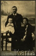 Początek XX w., Czerniowce, Królestwo Rumunii.
Fotografia rodzinna ze zbiorów Leopolda Kałakajło wykonana w atelier fotograficznym 