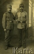 Przed 1918, brak miejsca.
Żołnierze w mundurach armii austro-węgierskiej.
Fot. NN, zbiory Archiwum Historii Mówionej Ośrodka KARTA i Domu Spotkań z Historią, udostępnił Leopold Kałakajło w ramach projektu 