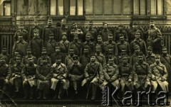 1918, brak miejsca.
Zdjęcie grupowe żołnierzy w mundurach armii austro-węgierskiej – w środku oficerowie.
Fot. NN, zbiory Archiwum Historii Mówionej Ośrodka KARTA i Domu Spotkań z Historią, udostępnił Leopold Kałakajło w ramach projektu 