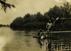 Przed 1939, brak miejsca.
Wioślarze na rzece Seret (dopływ Dunaju). Z wiosłem Leopold Kałakajło.
Fot. NN, zbiory Archiwum Historii Mówionej Ośrodka KARTA i Domu Spotkań z Historią, udostępnił Leopold Kałakajło w ramach projektu 