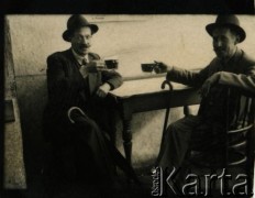 Przed 1939, brak miejsca.
Mężczyźni przy piwie. Z prawej prawdopodobnie wuj Leopolda Kałakajły, Grzegorz Olszewski.
Fot. NN, zbiory Archiwum Historii Mówionej Ośrodka KARTA i Domu Spotkań z Historią, udostępnił Leopold Kałakajło w ramach projektu 
