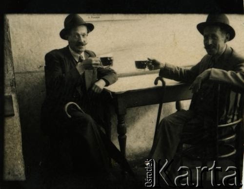 Przed 1939, brak miejsca.
Mężczyźni przy piwie. Z prawej prawdopodobnie wuj Leopolda Kałakajły, Grzegorz Olszewski.
Fot. NN, zbiory Archiwum Historii Mówionej Ośrodka KARTA i Domu Spotkań z Historią, udostępnił Leopold Kałakajło w ramach projektu 