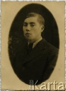 Lata 30., brak miejsca.
Portret Leopolda Kałakajło. Fotografia z rodzinnego archiwum Leopolda Kałakajło.
Fot. NN, zbiory Archiwum Historii Mówionej Ośrodka KARTA i Domu Spotkań z Historią, udostępnił Leopold Kałakajło w ramach projektu 