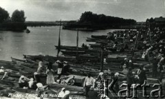 1920-1939, Pińsk, woj. poleskie, Polska.
Targ nad Piną. Kolekcja Zenona Smołko.
Fot. NN, zbiory Archiwum Historii Mówionej Ośrodka KARTA i Domu Spotkań z Historią, udostępniła Albina Smołko w ramach projektu 