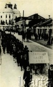 1920-1939, Pińsk, woj. poleskie, Polska.
Ulica Tadeusza Kościuszki. Pochód dzieci. Na transparencie napis: 