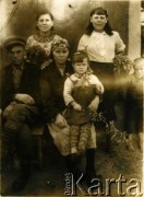 Po 1936, Kazachska SRR, ZSRR.
Maria Kubernicka (ojca siostry córka) z synem i dwiema córkami (dziecko na kolanach sąsidki).
Fot. NN, zbiory Archiwum Historii Mówionej Ośrodka KARTA i Domu Spotkań z Historią, udostępniła Rafaela Wróblewska w ramach projektu 