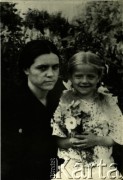 Po 1936, Kołybajiwka k/Kamieńca Podolskiego, Ukraińska SRR, ZSRR.
Rafaela Wróblewska (1. z lewej) z siostrzenicą.
Fot. NN, zbiory Archiwum Historii Mówionej Ośrodka KARTA i Domu Spotkań z Historią, udostępniła Rafaela Wróblewska w ramach projektu 