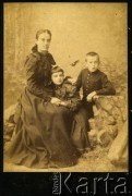 Ok. 1900, Winnica, zabór rosyjski.
Julia Łozińska z dziećmi. Fotografia wykonana w atelier fotograficznym 