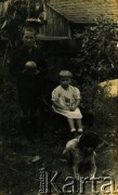 Przed 1939, brak miejsca.
Dzieci w ogrodzie.
Fot. NN, zbiory Archiwum Historii Mówionej Ośrodka KARTA i Domu Spotkań z Historią, udostępniła Józefa Rybka w ramach projektu 