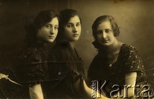Przed 1939, brak miejsca.
Portret trzech kobiet.
Fot. NN, zbiory Archiwum Historii Mówionej Ośrodka KARTA i Domu Spotkań z Historią, udostępniła Józefa Rybka w ramach projektu 