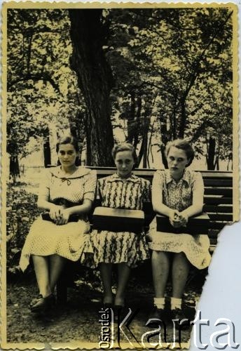 Po 1939, brak miejsca.
Grupa dziewcząt.
Fot. NN, zbiory Archiwum Historii Mówionej Ośrodka KARTA i Domu Spotkań z Historią, udostępniła Józefa Rybka w ramach projektu 