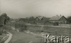 Lata 30., Rżeżyca, Republika Łotewska.
Rodzinny dom (drugi z prawej) Walerii Korolowej wraz z zabudowaniami gospodarczymi.
Fot. NN, zbiory Archiwum Historii Mówionej Ośrodka KARTA i Domu Spotkań z Historią, udostępniła Waleria Korolowa w ramach projektu 