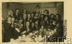 1938/1939, Rzeżyca, Łotwa.
Grupa dziewcząt przy stole.
Fot. E. Trops, zbiory Archiwum Historii Mówionej Ośrodka KARTA i Domu Spotkań z Historią, udostępniła Waleria Korolowa w ramach projektu 