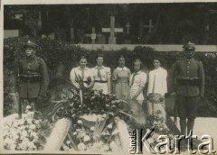 1939, Wilno, Polska.
Wycieczka szkolna po Polsce. Przy grobie Józefa Piłsudskiego (