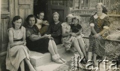 Ok. 1940, brak miejsca.
Waleria Korolowa (2. z lewej) z kuzynkami na wsi.
Fot. NN, zbiory Archiwum Historii Mówionej Ośrodka KARTA i Domu Spotkań z Historią, udostępniła Waleria Korolowa w ramach projektu 