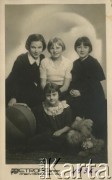 1936, Ryga, Łotwa.
Waleria Korolowa (1. z lewej) z koleżankami.
Fot. NN, zbiory Archiwum Historii Mówionej Ośrodka KARTA i Domu Spotkań z Historią, udostępniła Waleria Korolowa w ramach projektu 