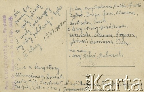 1928, Ryga, Republika Łotewska.
Rewers fotografii o sygnaturze AHM_0794_0002_0013a:
Zdjęcie klasowe dzieci z IV klasy polskiej szkoły przy ul. Katolickiej w Rydze. 
Fot. NN, zbiory Archiwum Historii Mówionej Ośrodka KARTA i Domu Spotkań z Historią, udostępnił Piotr Łastowski w ramach projektu 