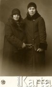 Przed 1939, Ryga, Republika Łotewska.
Portret dwóch kobiet, przyjaciółek Kazimiery Łastowskiej z domu Wajwodzisz. Fotografia wykonana w atelier fotograficznym E. Auza. W prawym dolnym rogu napis: 