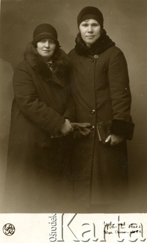 Przed 1939, Ryga, Republika Łotewska.
Portret dwóch kobiet, przyjaciółek Kazimiery Łastowskiej z domu Wajwodzisz. Fotografia wykonana w atelier fotograficznym E. Auza. W prawym dolnym rogu napis: 