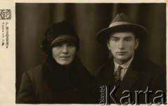 Przed 1939, Ryga, Republika Łotewska.
Potrtet małżonków zaprzyjaźnionych z rodziną Łastowskich. Fotografia wykonana w atelier fotograficznym A. Renningers. Na odbitce napis: 