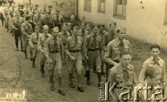 Ok. 1938, Ryga, Republika Łotewska.
Piotr Łastowski w drużynie harcerskiej. W lewym dolnym rogu napis w odbiciu lustrzanym: 