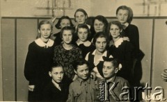1937, Ryga, Republika Łotewska.
Piotr Łastowski (1. z prawej) z kolegami ze szkoły podstawowej. W prawym dolnym rogu napis: 