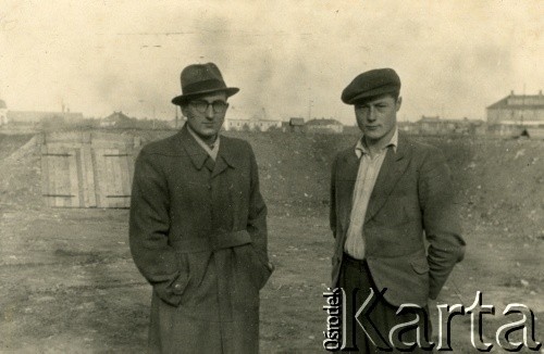 1944, Kohtla-Järve, okupacja sowiecka (Estonia).
Piotr Łaptowski (z prawej) w obozie pracy z kolegą Edmundem Dąbrowskim z Bydgoszczy.
Fot. NN, zbiory Archiwum Historii Mówionej Ośrodka KARTA i Domu Spotkań z Historią, udostępnił Piotr Łastowski w ramach projektu 