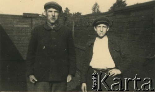 1944, Kohtla-Järve, okupacja sowiecka (Estonia).
Piotr Łaptowski (z prawej) w obozie pracy z kolegą Edmundem Dąbrowskim z Bydgoszczy.
Fot. NN, zbiory Archiwum Historii Mówionej Ośrodka KARTA i Domu Spotkań z Historią, udostępnił Piotr Łastowski w ramach projektu 