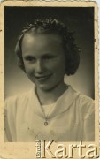Lata 30., brak miejsca.
Portret Reginy Bartuszewicz (z d. Snarskiej).
Fot. NN, zbiory Archiwum Historii Mówionej Ośrodka KARTA i Domu Spotkań z Historią, udostępniła Regina Bartuszewicz w ramach projektu 