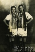 Przed 1939, brak miejsca.
Portret dziewcząt w ludowych strojach.
Fot. NN, zbiory Archiwum Historii Mówionej Ośrodka KARTA i Domu Spotkań z Historią, udostępniła Regina Syryca w ramach projektu 
