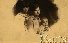 1929, Hrubieszów, woj. lubelskie, Polska.
Portret Marii Ługińskiej z dziećmi. Fotografia wykonana w zakładzie fotograficznym 