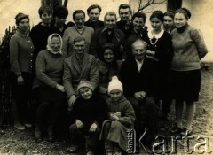 Przed 1939, brak miejsca.
Grupa osób. Zdjęcie rodzinne z archiwum Anny Hryńczuk z domu Guły.
Fot. NN, zbiory Archiwum Historii Mówionej Ośrodka KARTA i Domu Spotkań z Historią, udostępniła Anna Hryńczuk w ramach projektu 