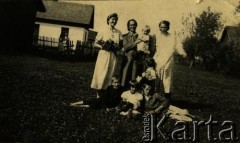 Przed 1939, brak miejsca.
Grupa kobiet z dziećmi. Fotografia rodzinna ze zbiorów Anny Hryńczuk.
Fot. NN, zbiory Archiwum Historii Mówionej Ośrodka KARTA i Domu Spotkań z Historią, udostępniła Anna Hryńczuk w ramach projektu 