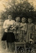 Przed 1939, brak miejsca.
Kobieta z dziećmi. Fotografia z rodzinnego archiwum Anny Hryńczuk z domu Guły.
Fot. NN, zbiory Archiwum Historii Mówionej Ośrodka KARTA, udostepni3a Anna Hryńczuk w ramach projektu 